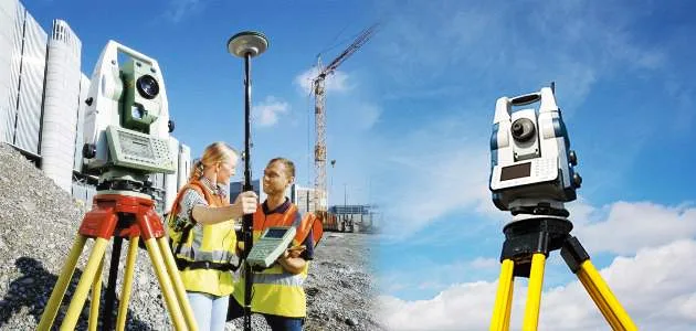 Geodeci podczas pomiarów tachimetrem i odbiornikiem GPS